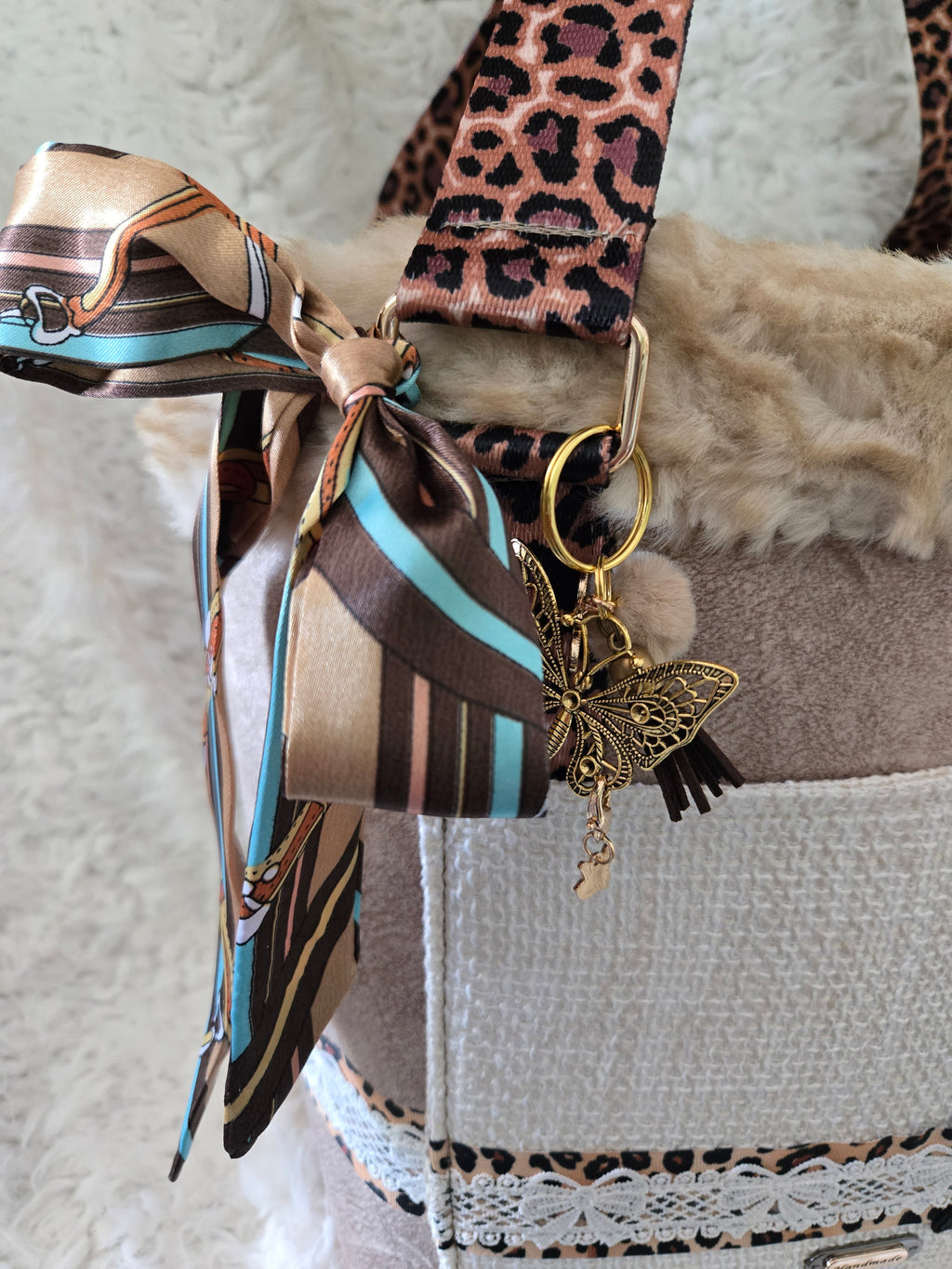 Dog Carrier, Outfit & Leash Homemade light color, 4-6lbs.