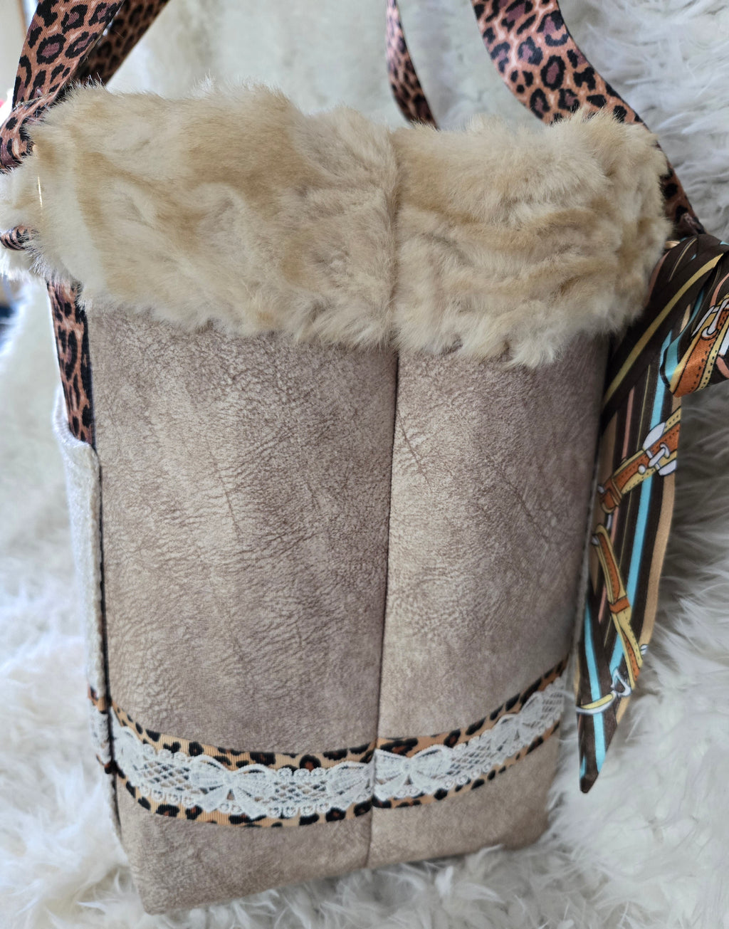 Dog Carrier, Outfit & Leash Homemade light color, 4-6lbs.
